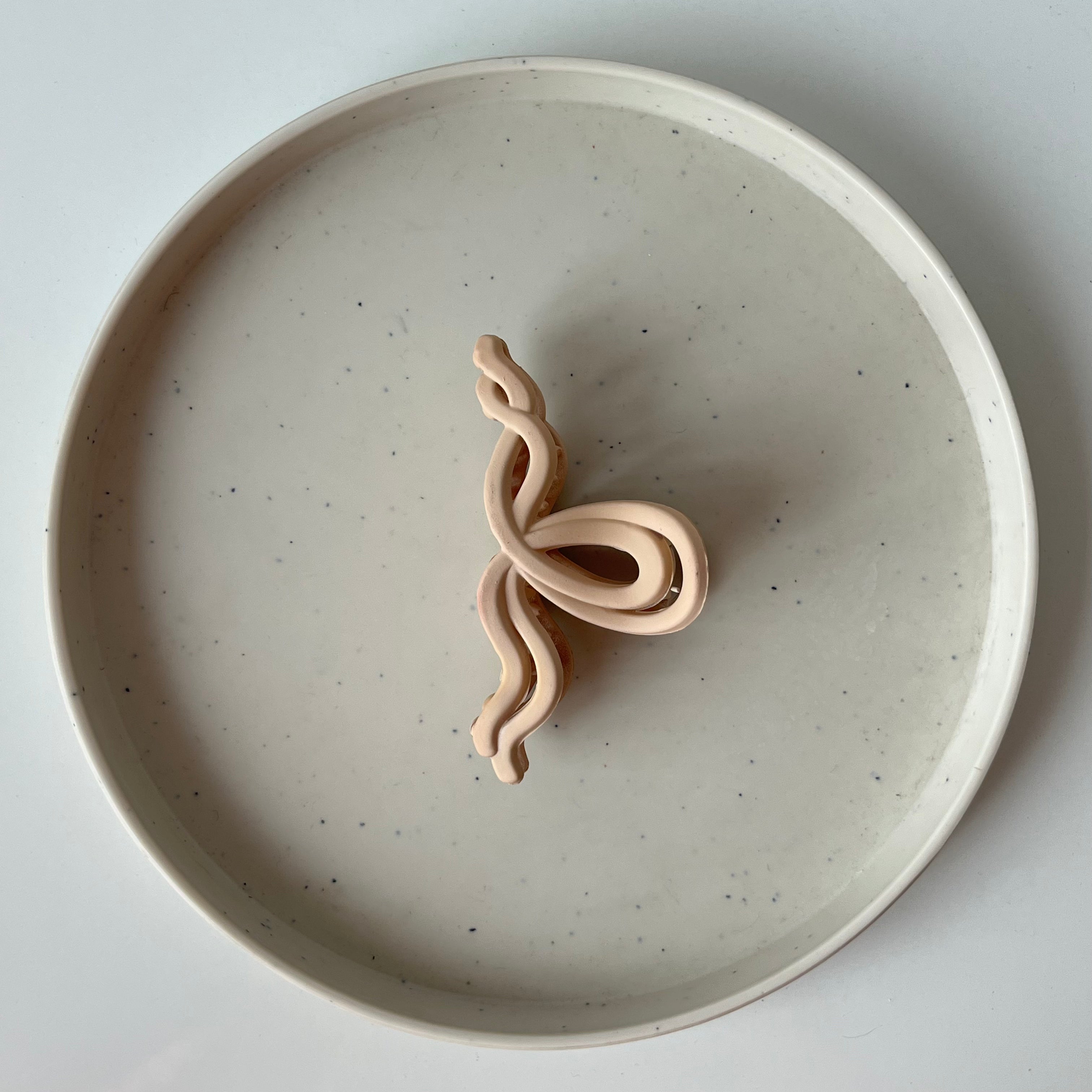 Matte Wave Bow – Medium Hair Claw